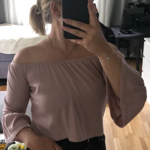 Topp - Gammalrosa söt liten topp, offshoulder 💕 väldigt stretchig och bekväm. trekvarts ärmar 🤍