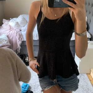 Glitter topp - Super fin glittrig topp med volang!🤩