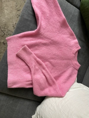 Mohair/ullblandning tröja (34) - Fantastiskt fin stickad tröja från HM premium. Säljer för stt nyansen inte är riktigt rätt för mig, men vändigt fin färg. Otrolig kvalitet och inga noppror eller liknande. Nypris: 499kr. Använd fåtal gånger 