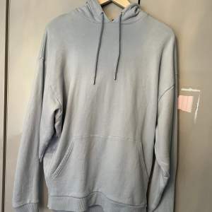Hej säljer denna ljusblåa hoodie ifrån asos, köpt för ett tag sen men inte använd så jätte mycket 