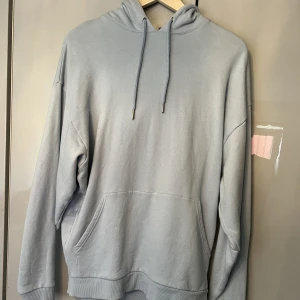 Ljus blå hoodie  - Hej säljer denna ljusblåa hoodie ifrån asos, köpt för ett tag sen men inte använd så jätte mycket 