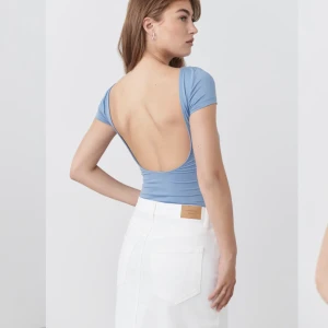 Snygg topp med öppen rygg - Säljer denna jättefina backless topp från gina tricot🩵jättefin färg och perfekt till sommaren. Endast använd en gång.