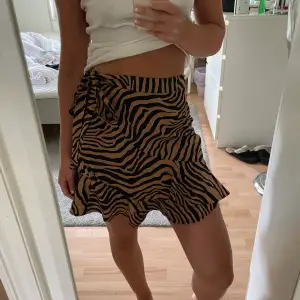 Säljer denna super söta leopard kjol!!