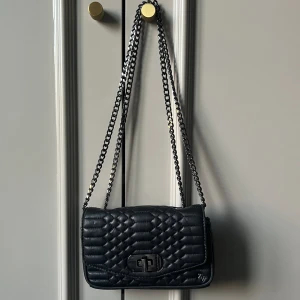 Zadig & Voltaire väska - Zadig & Voltaire skinny love clutch bag, måtten är ungefär 18x10x4cm så den är rätt så liten. Lite slitage på kanter och spännet men annars i bra skick! 💗