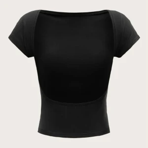 T-shirt med öppen rygg  - Säljer min svarta T-shirt med öppen rygg. Materialet är super skönt och passar perfekt nu under sommaren. Endast testad. Storlek S.