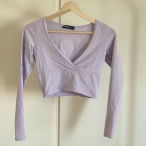 Crossover topp - En lila crossover topp från New Yorker som har använts 2-3 gånger.