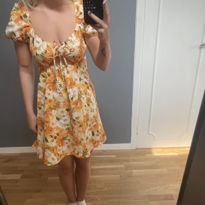 Blommig klänning - Säljer den här supersöta blommiga klänningen från Hm! Knappt använd. Den är i storlek 38, men passar mig som är storlek S