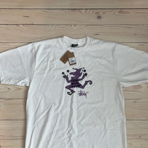 Stussy jugler tee  - Stussy jugler tee i vit. Cond 10/10 oanvänd med taggar kvar. Slutsåld över allt. Köpt för 550