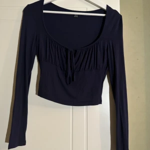 Blå tröja med knytning framtill - Använd några gånger, fint skick 