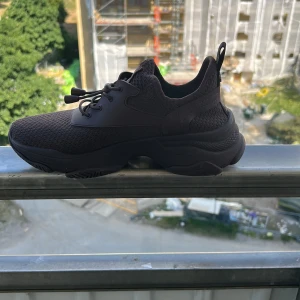 Steve madden - Skor 38,5 bruna steve madden har använt dem 2 gånger men kan ej gå i dem sitter för tajt 