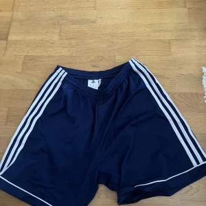 Adidas shorts  - Säljer dessa marinblåa adidas shorts, perfekt för träningar eller gymmet