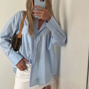oversized skjorta 💙 - säljer denna oversized blåa skjortan! finns också i vit (silke) på min profil. Första bilden är lånad💕 Storlek XS men är oversized så passar de flesta! Super söt! Skriv om intresserad🤍💙