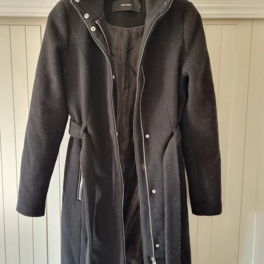 Selling my two year old trench coat, only been used once, still in very good condition. The size is to big for me.. Jackor.