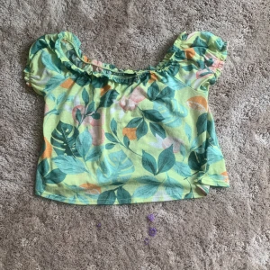 Färgglad tröja  - En tröja i härlig färg som är väldigt snygg till höga skjorts.