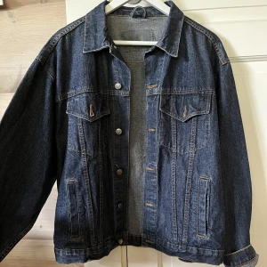 Jeansjacka  - Helt perfekt jeansjacka i mörkt jeanstyg. Strl xl, men sitter fint oversized på en S 💙