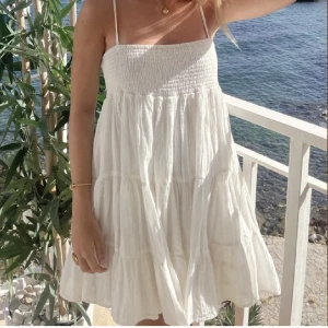 Zara vit klänning  - Säljer denna superfina klänning ifrån zara som tyvärr inte kommer till användning, därav jag säljer. Justerbara band också. I fint skick💘