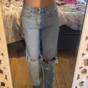 Jeans från Gina Tricot ”Perfekt jeans” med hål i . Jättefina och sköna, använda typ 2 gånger. Storlek 38🫶🏻🌸
