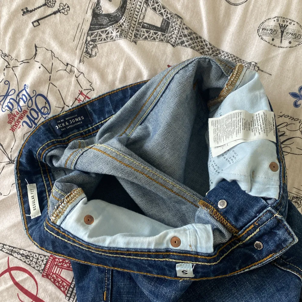 Bra jeans shorts passar perfekt för sommaren!! Nästan ny ..använts 4 gånger typ säljes pga den passar inte längre!. Jeans & Byxor.