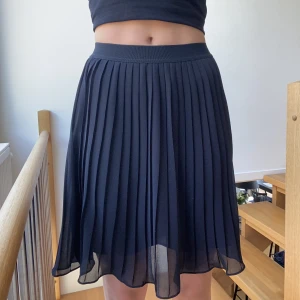 Svart plisserad kjol - Säljer denna fina kjolen ifrån H&M. Kjolen är i fint skick! 💕