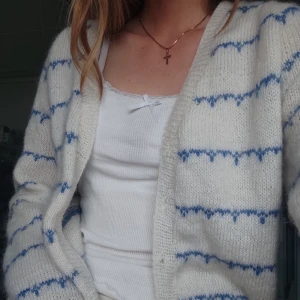 Stickad kofta - Stickad kofta perfekt för sommarkvällar!!! Passar XS-M, jag har S.  Inga knappar men funkar fint ändå. Upplever den inte som stickig<3