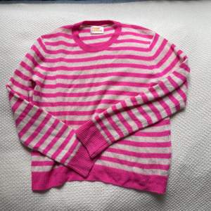 Säljer denna rosa och vita randiga Kashmir tröjan ifrån fromfuture. Super bra skick med ytterst lite nopper. Nypris: ca 2200kr och jag säljer för 700kr