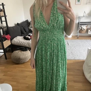 Midsommar klänning - Sommarklänning från Zara. Långklänning med blommigt mönster.
