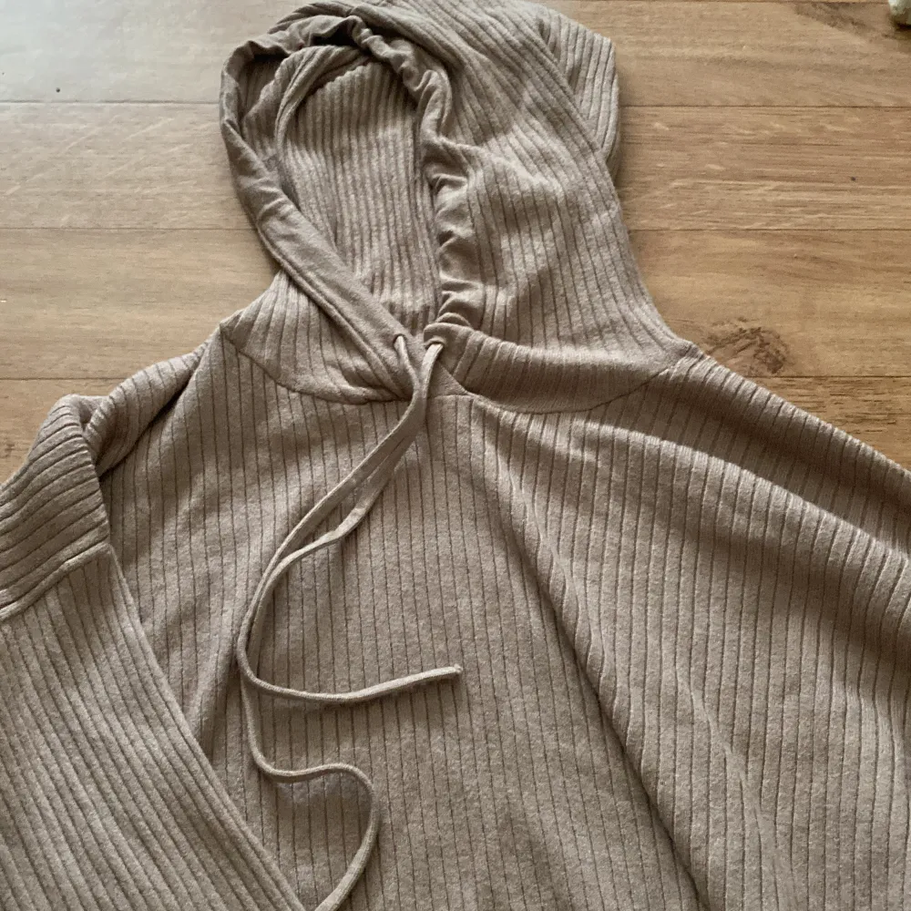 En ny fin tröja med knyttnig köparen står för frakten ❤️. Tröjor & Koftor.