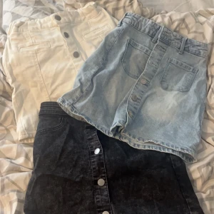 Jeanskjolar - Säljer 3 jeans kjolar, blåa och svarta i strl 146 och vita i 146-152. Jätte söta men tyvärr för små, kan ha hur som helst i midjan. Alla är i fint skick och använda fåtal gånger. Priset är för alla tre annars kan de köpas styckvis💞