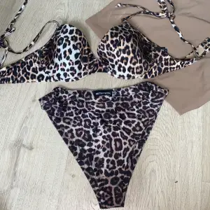 Leopard mönstrad bikini sett i bra skick  Överdelen: 80B Underdelen: 36 Jätte fin i sommar