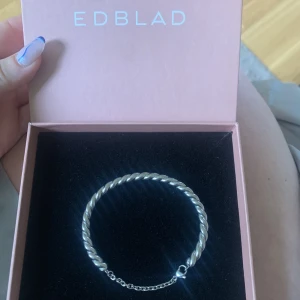 Armband - Ett jättefint armband från Edblad. Säljer då jag tycker det är lite för stort. Har aldrig används, orginalkartong följer med. Nypris: 399kr