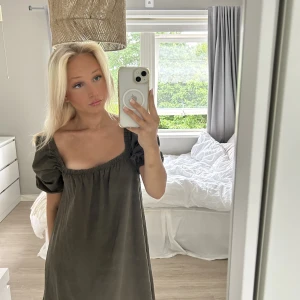 Middagsklänning - Jättesöt klänning som tyvärr inte kommer till användning då den är lite för stor. Passar perfekt till middagen eller stranden. 