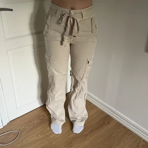 Cargobyxor - Mid-waist cargobyxor, använda 1 gång Nypris:500kr