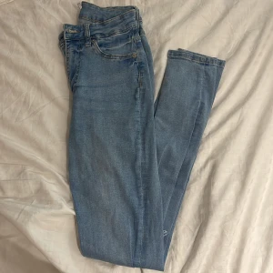 Jeans - Jeans med hål på knäna, använda men fortfarande i mycket gott skick