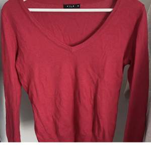 Säljer denna röda tröja då den inte kommer till användning. 🤍
