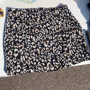 Leopardmönstrad kjol Storlek M