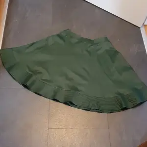 Riktigt cool grön kjol från H&M  Dragedja och knapp  (Notera att jag har en kavaj jacka ute till försäljning i samma stil) Grönt foder Nyskick 