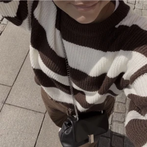 Stickad tröja  - Säljer min bruna randiga stickade tröja 