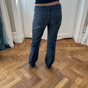 Sååå snygga bootcut jeans 🤩 modell på bilden är en xs och 162