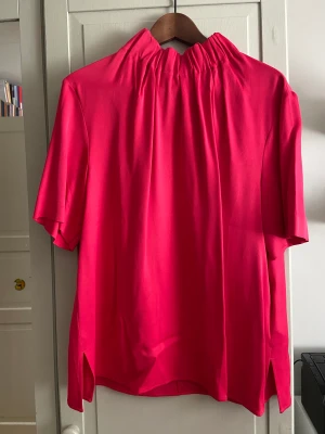 Cerise blus COS - Cerise blus med rynkad ståkrage från COS