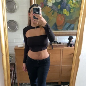 Långärmad svart tröja - En långärmad svart tröja som sitter ihop men är delad, i strl M från EMMIOL, aldrig använt