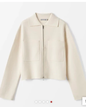 Åhléns cardigan!! - Så snygg beige cardigan/kofta från Åhléns! Köpt här på Plick och är i bra skick. Använd en gång av mig! 