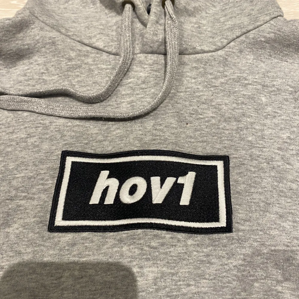 Grå HOV1 hoodie med tryck. Storlek S. Tröjan är ganska använd och tvättad, men inget som märks utvändigt. Säljer då den är för liten. . Hoodies.