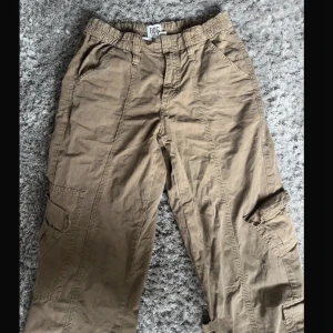 Cargo byxor  - Supercoola, mid/low-rise cargo byxor🤎 jag är 175! Märke: urban outfitters  Färg/info om plagget: stentvättad brun. Passar mig som har S Ursprungligt pris: 600 Mitt pris: 400 (pga nyskick) Leverans: spårbar frakt med PostNord för 61, kan även mötas upp