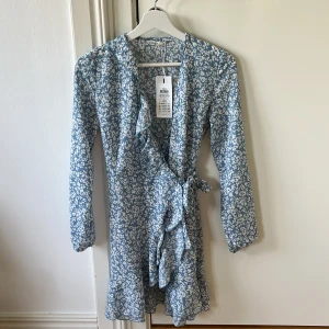 Blå klänning - Säljer min oanvända klänning (tänkt till midsommar). Passar xs-s Skriv för bild på 🫶🏽