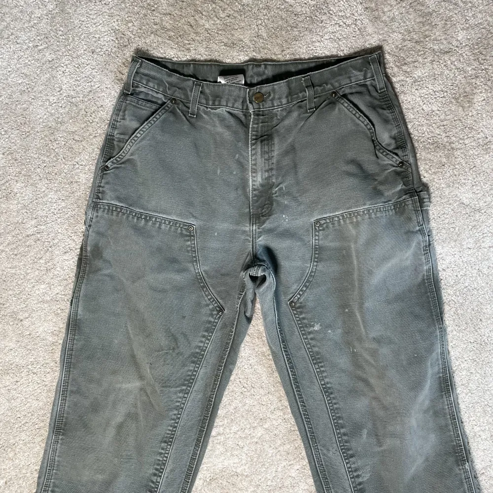 Vintage Carhartt double knees. Köpta på Grailed från USA.  Har normalt 29/30 på byxor men dessa passar fint med skärp.. Jeans & Byxor.