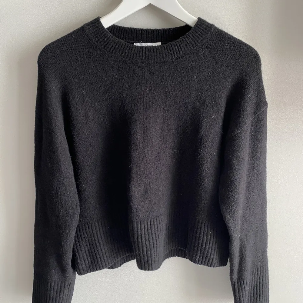 Säljer denna så snygga stickade tröjan från &OtherStories. Har endast använt en gång så i nyskick☺️(ser ut som den på första bilden, fast svart) . Tröjor & Koftor.