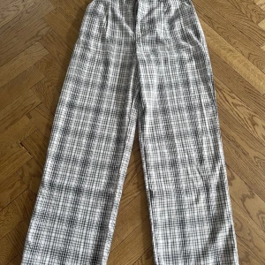 Rutiga kostymbyxor - Highwaisted gråa kostymbyxor som är använd 2-3 gånger(nyskick). Står på lappen i byxorna att det är storlek 38 men känns mer som en 36. Vid intresse, skriv gärna om man vill ha fler bilder💕