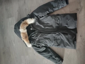 Canada goose vinter jacka  - Säljer en Canada goose jacka passar S/M  