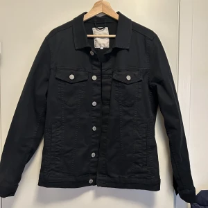 Svart jeansjacka - Från Jack & Jones i storlek M, bra skick!