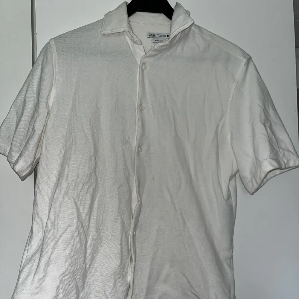 Samma tröja som första bilden fast vit, exakt samma passform. Jättesnygg men säljer pga att den blivit för liten. Kan fixa bättre bilder om så önskas☺️. Skjortor.